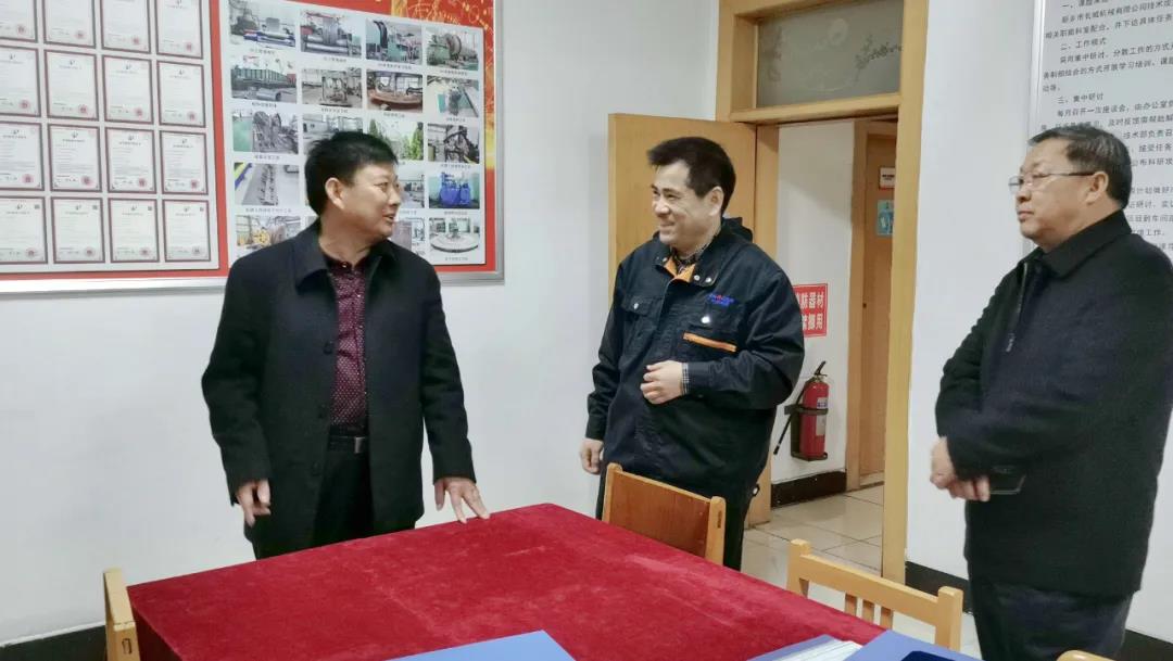 新鄉(xiāng)市總工會副主席王世良(左一)、輝縣市總工會主席李樹林(右一)指導(dǎo)工作