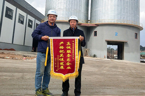 客戶(hù)為新鄉(xiāng)長(zhǎng)城承建年產(chǎn)60萬(wàn)噸礦粉線(xiàn)送錦旗
