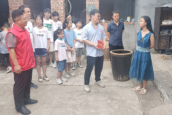 新鄉(xiāng)長城集團(tuán)愛心家庭攜手輝縣義工“愛心助學(xué)，點(diǎn)亮希望”