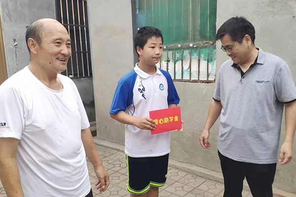 新鄉(xiāng)長城集團(tuán)愛心家庭攜手輝縣義工“愛心助學(xué)，點(diǎn)亮希望”