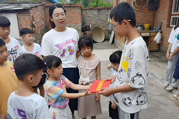 新鄉(xiāng)長城集團(tuán)愛心家庭攜手輝縣義工“愛心助學(xué)，點(diǎn)亮希望”